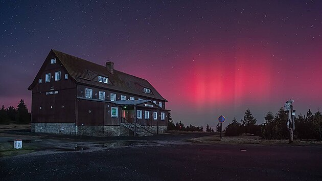 Polární záře nad Špindlerovým Mlýnem. (11. listopadu 2025)