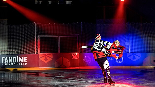 Krasobruslaři Natálie a Filip Taschlerovi představují kolekci inspirovanou dílem Vojtěcha Preissiga pro ZOH 2026.