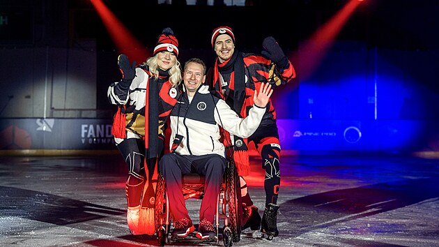 Krasobruslaři Natálie a Filip Taschlerovi s Petrem Drahošem představují kolekci inspirovanou dílem Vojtěcha Preissiga pro ZOH 2026.