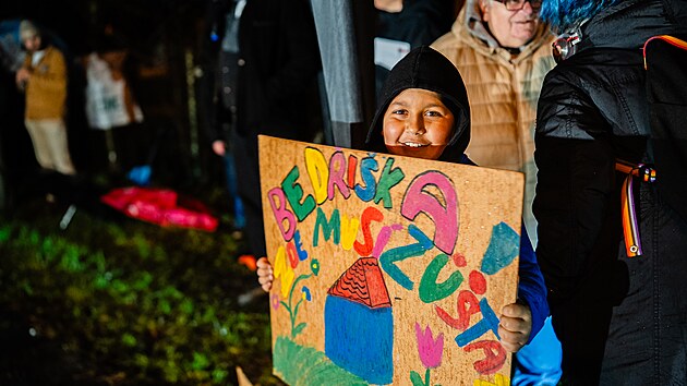 Oslavy výročí 17. listopadu 1989 se odehrály také v ostravských Mariánských Horách v osadě Bedřiška, kde aktivisté brání bourání domu. (17. listopadu 2025)