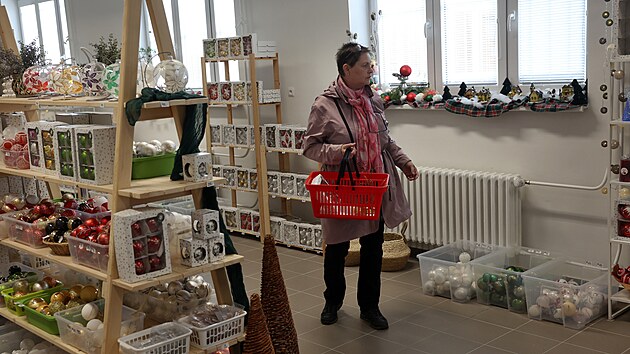 Za směnu jim rukama projde až tisíc kusů skleněných vánočních ozdob. Ženy z opavské Slezské tvorby je ručně foukají a zdobí. Právě tam vrcholí výroba pro letošní svátky. Poté co jej loni vyplavila povodeň, už podnik funguje naplno.