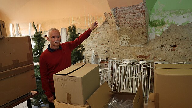 Jaroslav Veverka v jedné z vyplavených přízemních místností, která na svou opravu ještě čeká. (12. listopad 2025)