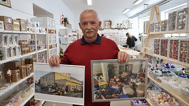 Jaroslav Veverka stojí v obnovené a zvětšené podnikové prodejně vánočních ozdob a ukazuje, jak to ve Slezské tvorbě vypadalo loni. (12. listopad 2025)