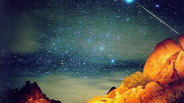 Meteorický roj Leonidy - Leonida nad Joshua Tree National Park v USA v roce 1998.