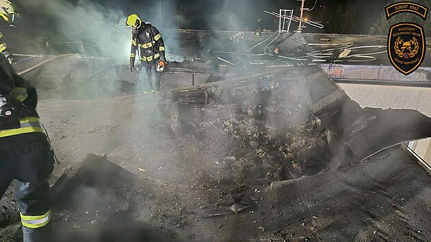 Hasiči Zlínského kraje zlikvidovali požár střechy budovy střední školy v České ulici ve Zlíně ještě před pondělním půlnocí. (11. listopadu 2025)