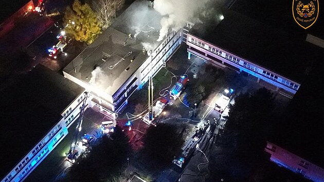 Hasiči Zlínského kraje zlikvidovali požár střechy budovy střední školy v České ulici ve Zlíně ještě před pondělním půlnocí. (11. listopadu 2025)