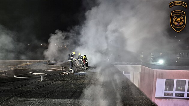 Hasiči Zlínského kraje zlikvidovali požár střechy budovy střední školy v České ulici ve Zlíně ještě před pondělním půlnocí. (11. listopadu 2025)