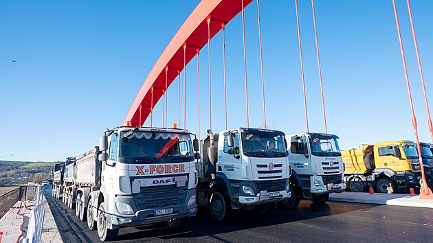 Nový dálniční most přes řeku Moravu u Napajedel prošel v pondělí 18. listopadu 2025 zátěžovým testem. Otevřít se má 9. prosince. (listopad 2025)