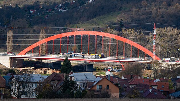 Nový dálniční most přes řeku Moravu u Napajedel prošel v pondělí 18. listopadu 2025 zátěžovým testem. Otevřít se má 9. prosince. (listopad 2025)