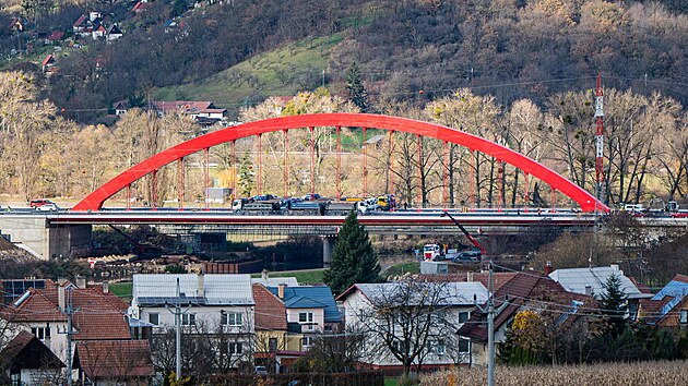 Nový dálniční most přes řeku Moravu u Napajedel prošel v pondělí 18. listopadu 2025 zátěžovým testem. Otevřít se má 9. prosince. (listopad 2025)