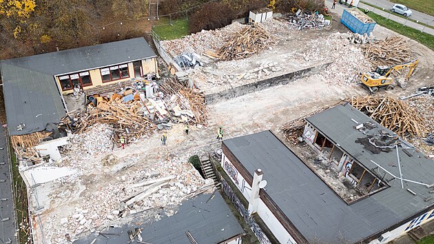 Pokračuje demolice Šmoulího města na největším zlínském sídlišti Jižní Svahy. Vznikne tam multifunkční objekt Nový Čech. (listopad 2025)