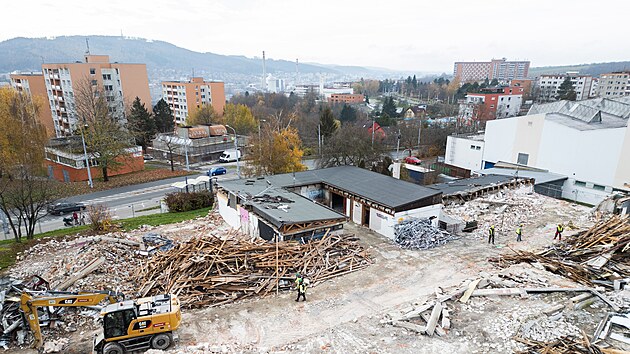 Pokračuje demolice Šmoulího města na největším zlínském sídlišti Jižní Svahy. Vznikne tam multifunkční objekt Nový Čech. (listopad 2025)