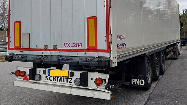 Moldavský řidič kamionu jel po dálnici D1 pod vlivem alkoholu. Při nehodě poničil svodidla, navíc málem svou jízdní soupravu položil na bok.