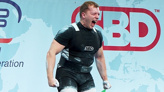 Na červnovém mistrovství světa v silovém trojboji český reprezentant Vít Okrouhlý vybojoval v kategorii 105 kilogramů desátou příčku. Pomohl mu k ní český rekord v mrtvém tahu i v „totalu“ – součtu výkonů v jedné soutěži (830 kg; dřep 285 kg, benchpress 195 kg a mrtvý tah 350 kg).