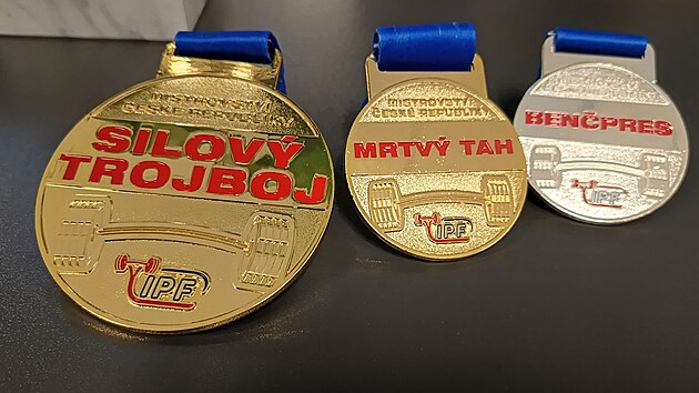 Na letošním republikovém šampionátu v silovém trojboji Vít Okrouhlý obhájil prvenství v kategorii do 105 kilogramů. Vedle velké medaile získal i malé cenné kovy za mrtvý tah a benčpres.