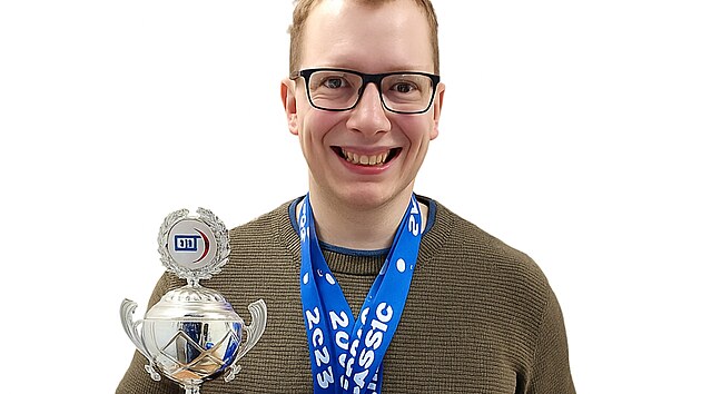 V civilním zaměstnání Vít Okrouhlý pracuje na krajském úřadě. Ve volném čase se věnuje silovému trojboji, ve kterém je dvojnásobným mistrem republiky.