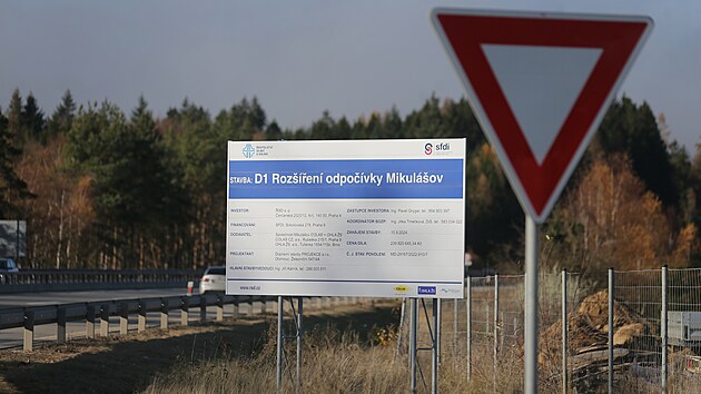 Stavbaři nyní na odpočívce Mikulášov dodělají oplocení, na jaře pak dokončí vodorovné dopravní značení.