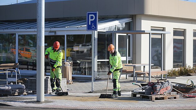 Na obou stranách získalo odpočívadlo téměř jeden hektar odstavné plochy, silničáři tam vybudovali novou kanalizaci a retenční nádrže a kvůli odstavování vozidel těžké nákladní dopravy také lapač olejů a odlučovač odpadních vod a ropných látek.