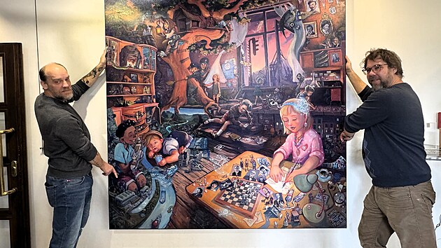 Autoři Václav Kovář (vlevo) a Adam Windsor s obrazem Děčín je Děčín. Dílo ocenili částkou 350 tisíc korun.