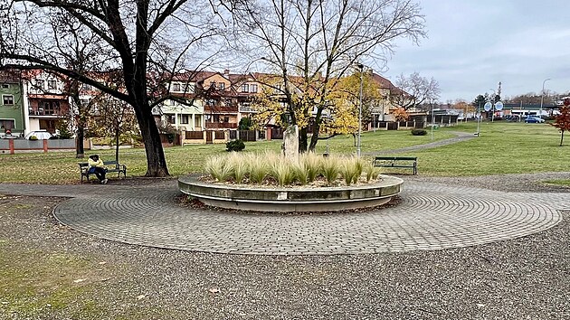 Radnice v Lounech odstraní některé lavičky z prostranství Na Rynečku. Důvodem je dlouhodobé shlukování problémových lidí. (listopad 2025)