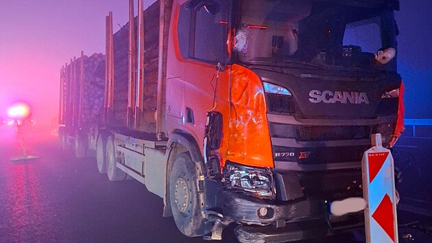 U Olomouce na D35 na bypassu u Globusu se srazila dvě nákladní auta, dodávka a osobní auto.