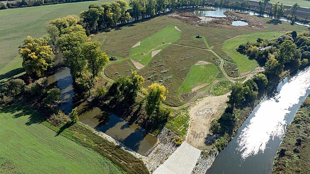 Původně odstavené rameno řeky Moravy po dokončení stavby v říjnu 2025.