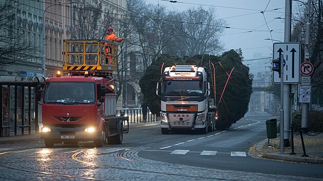 Záběr z převážení tařka dvacetimetrové jedla na olomoucké náměstí.