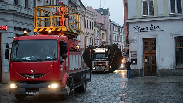 I do úzkých uliček olomouckého centra se musela vlézt kamion s olomouckým vánočním stromem.