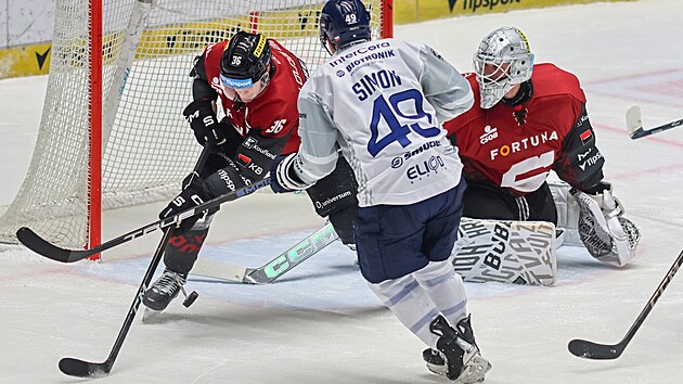 Dominik Simon z Plzně zakončuje na bránu Sparty.