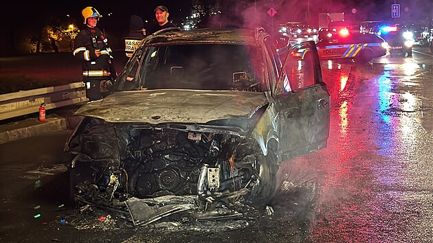 Při dopravní nehodě v pražském Hloubětíně shořelo osobní vozidlo. (13. listopadu 2025)