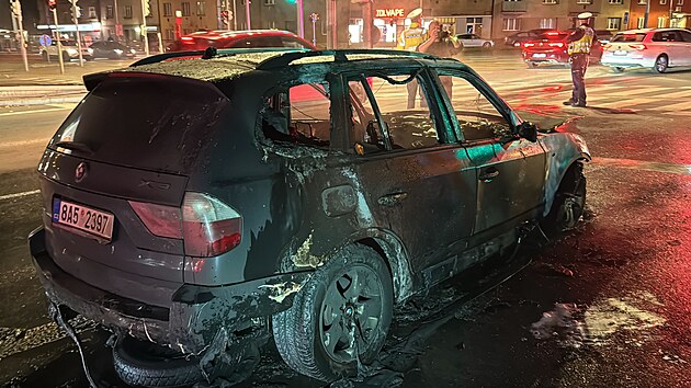 Při dopravní nehodě v pražském Hloubětíně shořelo osobní vozidlo. (13. listopadu 2025)