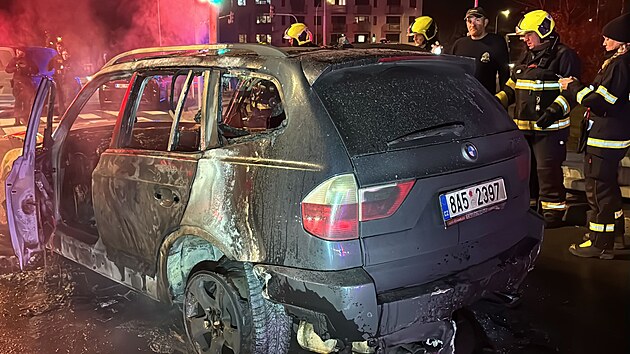 Při dopravní nehodě v pražském Hloubětíně shořelo osobní vozidlo. (13. listopadu 2025)