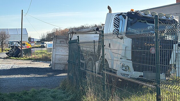 Složky IZS zasahují u tragické čelní srážky osobního a nákladního vozidla u Mokrovrat na Příbramsku, při které zemřela řidička osobního auta. (14. listopadu 2025)