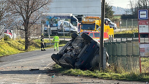 Složky IZS zasahují u tragické čelní srážky osobního a nákladního vozidla u Mokrovrat na Příbramsku, při které zemřela řidička osobního auta. (14. listopadu 2025)