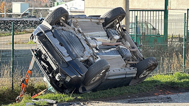 Složky IZS zasahují u tragické čelní srážky osobního a nákladního vozidla u Mokrovrat na Příbramsku, při které zemřela řidička osobního auta. (14. listopadu 2025)
