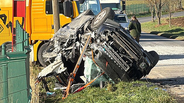 Složky IZS zasahují u tragické čelní srážky osobního a nákladního vozidla u Mokrovrat na Příbramsku, při které zemřela řidička osobního auta. (14. listopadu 2025)