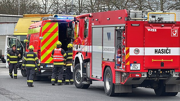 Proražený barel s chemikálií způsobil evakuaci 28 lidí ze skladové haly v Rudné u Prahy, jednoho člověka ošetřili záchranáři na místě. (14. listopadu 2025)