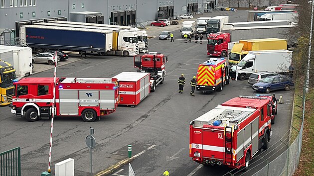 Proražený barel s chemikálií způsobil evakuaci 28 lidí ze skladové haly v Rudné u Prahy, jednoho člověka ošetřili záchranáři na místě. (14. listopadu 2025)