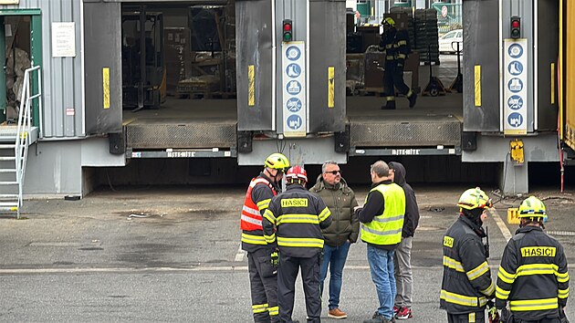 Proražený barel s chemikálií způsobil evakuaci 28 lidí ze skladové haly v Rudné u Prahy, jednoho člověka ošetřili záchranáři na místě. (14. listopadu 2025)