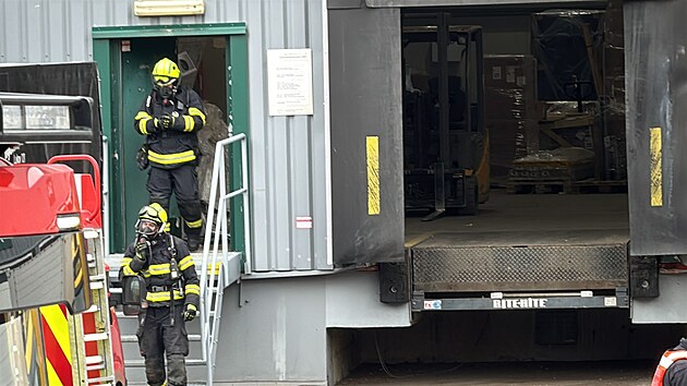 Proražený barel s chemikálií způsobil evakuaci 28 lidí ze skladové haly v Rudné u Prahy, jednoho člověka ošetřili záchranáři na místě. (14. listopadu 2025)