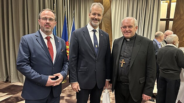 Olomoucký arcibiskup Josef Nuzík (vpravo) navštívil tajně Ukrajinu. V rámci projektu Charity se setkal s generálním konzulem ve Lvově Jiřím Borcelem (uprostřed). (12. listopadu 2025)