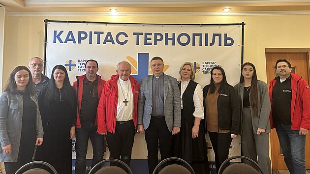 Olomoucký arcibiskup Josef Nuzík (uprostřed v červeném) navštívil tajně Ukrajinu. Setkal se i se zástupci Ternopilské charity. (12. listopadu 2025)
