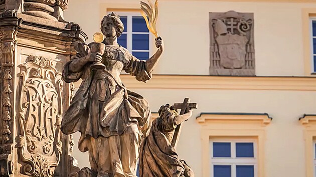 Mariánský sloup z osmnáctého století je dominantou Dolního náměstí v Olomouci. Už roky je také ale objektem pověry univerzitních studentů, že průlez jeho otvorem zajistí „prolezení“ i zkouškovým obdobím.