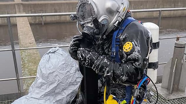 Hasiči se speciálním HAZMAT vybavením a unikátní přilbou při výcviku na čističce odpadních vod v Olomouci. (10. listopadu 2025)