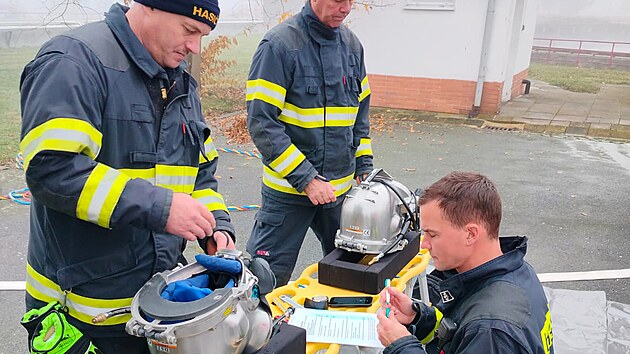 Hasiči se speciálním HAZMAT vybavením a unikátní přilbou při výcviku na čističce odpadních vod v Olomouci. (10. listopadu 2025)
