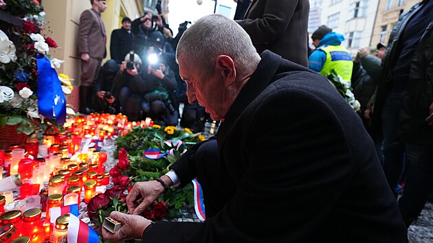 Česko si připomíná výročí sametové revoluce. Na Národní třídu dorazil předseda hnutí ANO Andrej Babiš společně s místopředsedy Karlem Havlíčkem a Alenou Schillerovou. (17. listopadu 2025)