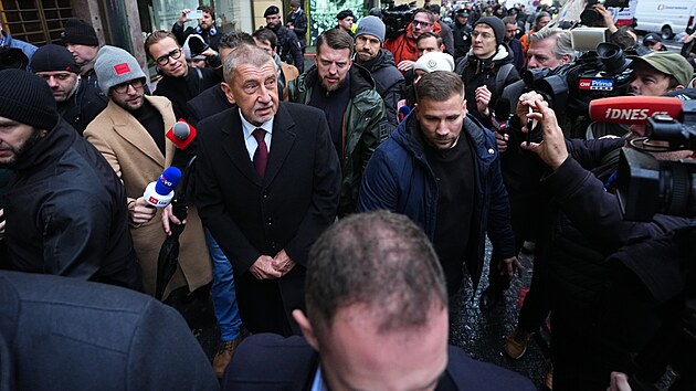 Česko si připomíná výročí sametové revoluce. Andrej Babiš od pomníku spěšně odcházel, na otázky novinářů odpověděl pouze krátce a odebral se do blízké kavárny v ulici Spálená. (17. listopadu 2025)