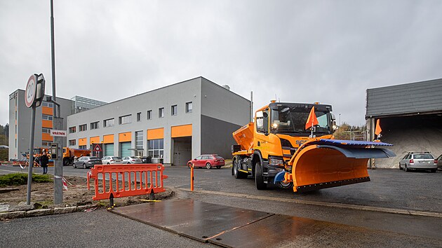 Vozy firmy Silnice LK zajistí v zimě v případě nutnosti sjízdnost silnic s nejnižší prioritou do 12 hodin od výjezdu techniky, silnice I. třídy a důležitých úseků zprůjezdní maximálně do tří hodin.