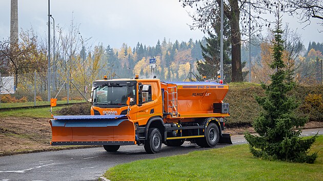 Vozy firmy Silnice LK zajistí v zimě v případě nutnosti sjízdnost silnic s nejnižší prioritou do 12 hodin od výjezdu techniky, silnice I. třídy a důležitých úseků zprůjezdní maximálně do tří hodin.