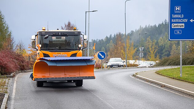 Vozy firmy Silnice LK zajistí v zimě v případě nutnosti sjízdnost silnic s nejnižší prioritou do 12 hodin od výjezdu techniky, silnice I. třídy a důležitých úseků zprůjezdní maximálně do tří hodin.